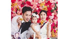 余祥銓兒滿周歲妻保持火辣身材急生第2胎？鬆口明年辦婚宴（業配勿用）