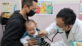 李綜合醫院近日收治多件呼吸道融合病毒案例台中大甲李綜合醫院兒科醫師余秋霖表示，最近早晚溫差大，正值季節轉換，天氣逐漸轉涼，最近門診中有多起孩童確診呼吸道融合病毒（RSV）。中央社記者趙麗妍攝  113年11月21日