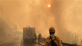 阿里山森林大火濃煙不斷嘉義縣達邦公路18日下午發生林班地火警，嘉義縣消防局協助滅火，現場濃煙不斷。（嘉義縣消防局提供）中央社記者蔡智明傳真  110年3月19日