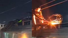 巴西一名13歲男童18日為了進行TikTok「火車衝浪」挑戰，竟直接爬到火車上，意外被高壓電電暈。（圖／翻攝自X@vejam_sonoticia）