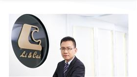 政治工作者周軒說，聲明人叫做吳俊達律師，咦，這名字好熟悉喔。（圖／翻攝自周軒臉書）