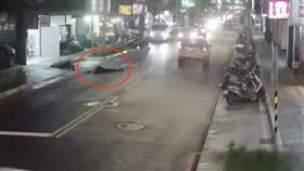 三重公車撞行人，驚悚瞬間曝光。（圖／翻攝畫面）