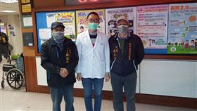 ▲和平區代表陳永富(右)和梨山里里長賴盛功(左)對於大梨山地區極缺醫師，希望政府正視偏鄉醫療資源嚴重不足的問題，別讓山上的居民成為二等公民。照片提供/陳永富