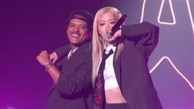 Rosé與火星人布魯諾（Bruno Mars）。（圖／翻攝自Mnet K-POP YouTube）