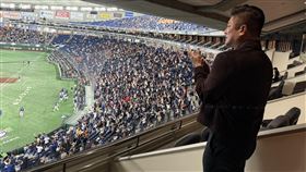 ▲辜仲諒在東京巨蛋開視訊董事會議，同時心繫台灣隊表現。（圖／棒協提供）