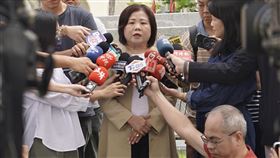 許銘春接受媒體訪問（1）勞動部北分署公務員輕生案延燒，前勞動部長許銘春（中）21日上午接受媒體訪問時說，牽涉到職場霸凌，一定是零容忍。中央社記者董俊志攝  113年11月21日