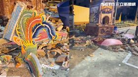 台南昨日連續14個地震，震垮宮廟金爐，鳳凰墜一地。（圖／記者王紹宇攝影）