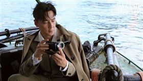 吳彥祖拍攝中國時尚雜誌照片以深色系西裝造型亮相。（圖／翻攝微博）