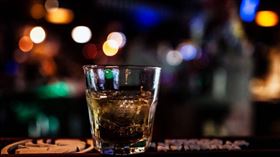 寮國萬榮近日爆發遊客死亡事件，多名背包客疑因誤飲假酒而導致大範圍的甲醇中毒，最後甚至造成6人不幸身亡。（示意圖／pixabay）