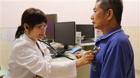 猝死案件頻傳，讓民眾對胸痛症狀恐懼不已，醫師建議先釐清自身風險值，同時循序漸進檢查。（示意圖／翻攝自CTWANT）