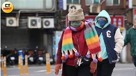 氣溫逐漸下降，溫差變大也增加心臟病發的風險，醫師建議危險族群外出一定要保暖。（圖／翻攝自CTWANT）