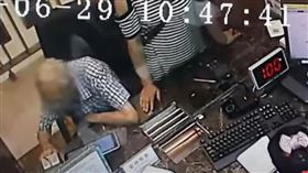養老院員工王女，經常陪爺爺去銀行辦事，取得老人的信任，偷偷記下老人銀行卡的密碼，把存款分多次、多筆轉走。（圖／翻攝自今日說法）
