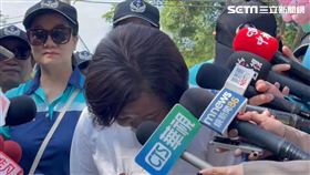 許銘春一席白襯衫出席活動，面露疲態首度90度鞠躬道歉。（圖／記者洪正達攝影）