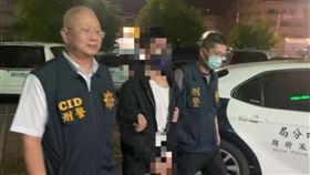 槍手賴男今(23)日上午落網，人躲在仁武區在處廢棄透天厝，警方攻堅時，還打赤腳相當狼狽。（圖／翻攝畫面）
