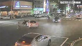 鬼切,車禍,路口,轎車,機車,雙載,台中（圖／翻攝畫面）