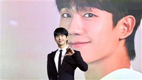 丁海寅對媒體鏡頭比出愛心手勢。（圖／記者鄭孟晃攝影）