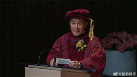 梁朝偉今天出席香港科技大學學位頒授典禮，獲頒人文學榮譽博士學位（圖／翻攝微博）