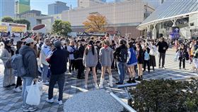 台灣啦啦隊們在東京巨蛋外開起小型粉絲會，供球迷們拍照。（圖／讀者提供）