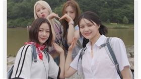 宇宙少女的多榮（後排左起)、夏天、幻藍小熊的XXIN(前排左起)、許媛媛一起錄實境秀。（圖／民視提供）