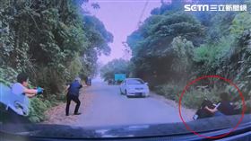 警方追補槍手賴男一度狹路相逢「猛轟24槍」，一名員警差點被碾，身手快滾進草叢逃死。（圖／翻攝畫面）
