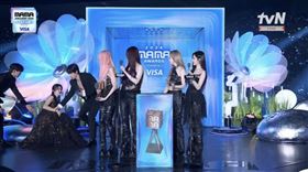 李主儐不慎在台上摔倒。（圖／翻攝自myvideo）