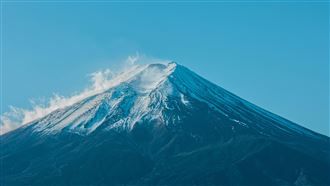 不要命也要爬？富士山每年封山期萬人硬闖