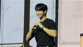 丁海寅在見面會比愛心撩粉（圖／讀者提供）