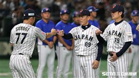 ▲世界12強棒球錦標賽複賽，日本隊總教練井端弘和跟進場球員擊掌。（圖／特派記者劉彥池攝影）