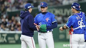 ▲世界12強棒球錦標賽複賽，台灣隊投手教練林岳平上場換下先發投手陳柏清。（圖／特派記者劉彥池攝影）