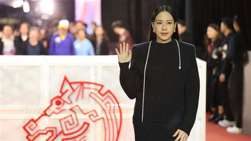 林嘉欣緊身禮服勒出真實身材　46歲狀態曝