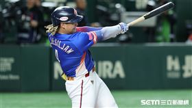 ▲世界12強棒球錦標賽複賽，台灣隊指定打擊吉力吉撈・鞏冠敲出全隊首安。（圖／特派記者劉彥池攝影）