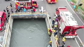 6旬婦驚傳溺斃八堡圳！一旁民眾嚇壞急報警　遺體「飄7公里被尋獲」。（圖／翻攝畫面）