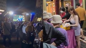 台灣隊在12強賽表現亮眼，大勝美國隊，小商人在嘉義市發放500份雞排。（圖／綠豆嘉義人大小事臉書）