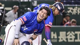 12強複賽台美戰　陳傑憲遭觸身球擊中世界12強棒球賽複賽台灣隊22日在東京巨蛋與美國隊交手，台灣隊長陳傑憲（前右）3局上被觸身球砸到腳，陳傑憲在賽中露出痛苦神情。中央社記者鄭清元攝　113年11月22日