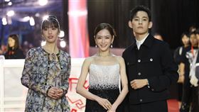 金馬紅毯主持楊千霈、徐鈞浩和王渝萱。（圖／記者鄭孟晃、趙于瑩攝影）