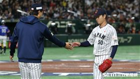 ▲世界12強棒球錦標賽複賽，日本隊第2任投手清水達也化解滿壘危機。（圖／特派記者劉彥池攝影）