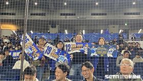 ▲富邦育樂總經理陳昭如（左二），帶著悍將選手的毛巾，到東京巨蛋應援助陣。（圖／記者張沛嘉攝影）