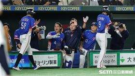 ▲世界12強棒球錦標賽複賽，台灣隊中外野手邱智呈敲出二壘安打，送回張政禹和岳東華。（圖／特派記者劉彥池攝影）