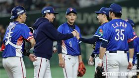 ▲世界12強棒球錦標賽複賽，台灣隊投手教練林岳平上場換下第3任投手郭俊麟。（圖／特派記者劉彥池攝影）