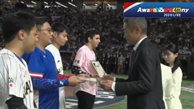 鈴木一朗頒獎 恭喜台灣選手Dashu拿下電競12強棒球賽亞軍。（圖／翻攝愛爾達體育家族臉書）
