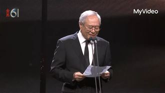 李安滿頭白髮現身　真實年齡網感慨：老了