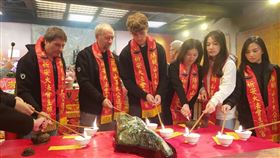 Adam Back（左二）一行人點亮七星燈為台祈福拚經濟。（姜太公道場提供）