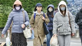 強烈大陸冷氣團影響  各地氣溫偏低（3）中央氣象署26日發布低溫特報，受強烈大陸冷氣團影響，各地氣溫明顯偏低。圖為走在台北市中正區街頭的民眾穿上保暖外套、戴帽子禦寒。中央社記者張皓安攝  113年2月26日