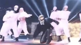 太陽熱舞時不慎摔倒膝蓋跪地（圖／翻攝娛樂圈外漢微博）