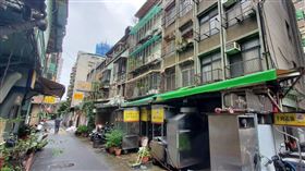 萬華半百老公寓整合多年，近期有望都更。(台灣房屋萬華店提供)