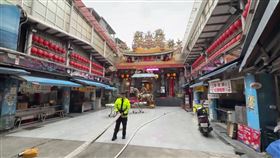 基隆廟口奠濟宮今天（24日）清晨6時許發生火警，警消人員獲報到場搶救，發現地下室堆放金紙起火，經灌救撲滅火勢，無人員傷亡。因起火處沒有電器和電線，廟方質疑遭縱火。消防局指出，起火原因仍待調查釐清。