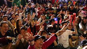 北市府12強複賽直播活動  球迷應援（2）世界12強棒球賽複賽台灣隊23日在東京巨蛋對戰日本隊，台北市政府晚間舉辦直播活動，許多球迷到場為台灣隊加油打氣。中央社記者翁睿坤攝  113年11月23日