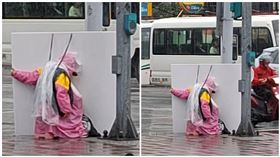 ▲網友目擊舉牌工在雨天身穿雨衣，撐著廣告看板呈跪姿在路口，心酸一幕被拍下PO網，吸引大批網友關注。（圖／翻攝自臉書「路上觀察學院」）