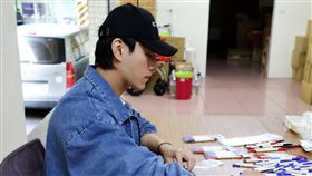 李程彬到新巨輪協會擔任一日志工。（圖／東旭九翔娛樂提供）