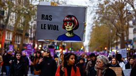 法國各大城市今天有數以萬計民眾走上街頭，抗議針對女性的暴力事件；圖為示威民眾舉著標語。（圖／路透社／達志影像）